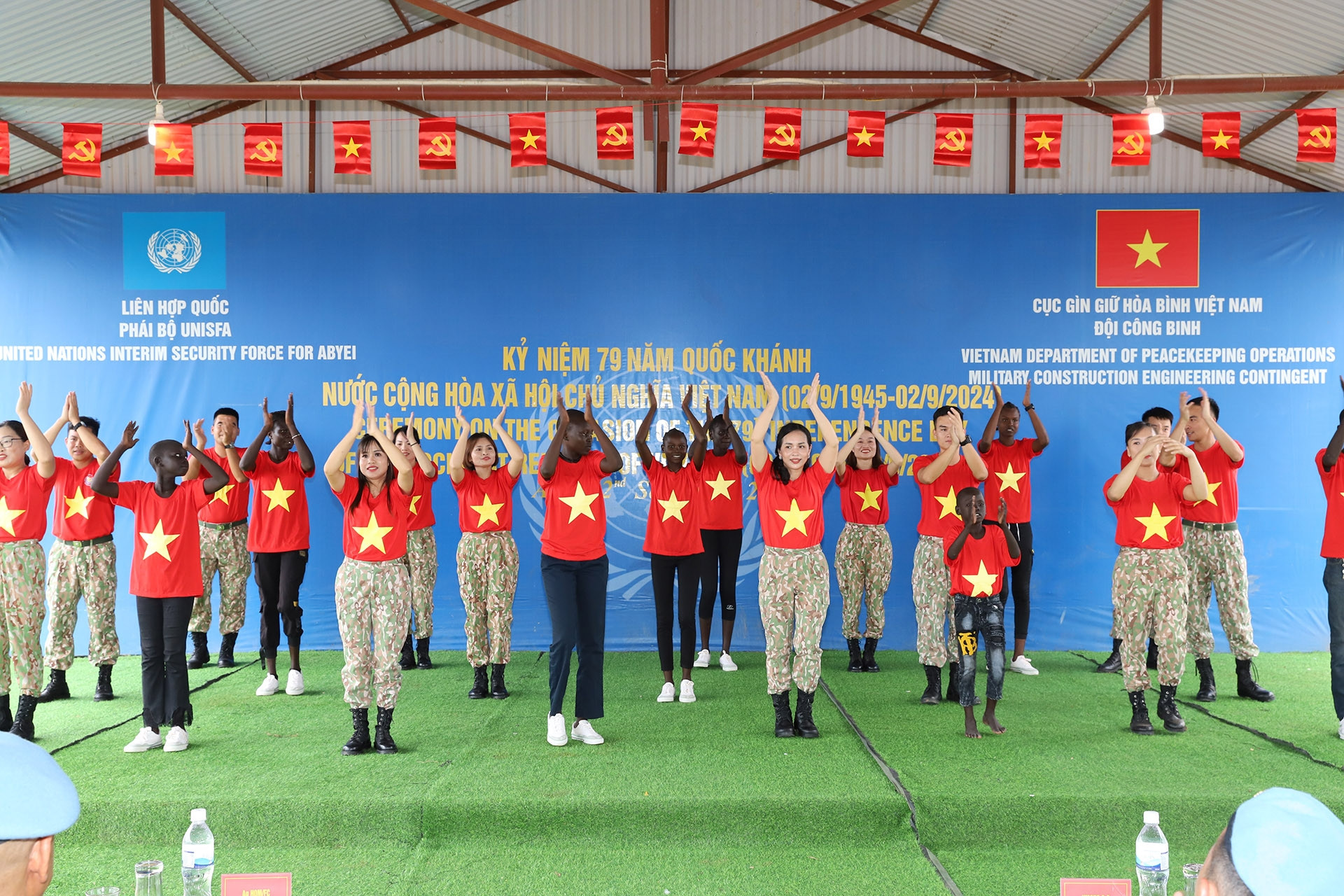 Người dân châu Phi nhảy múa mừng Quốc khánh cùng sĩ quan Việt Nam