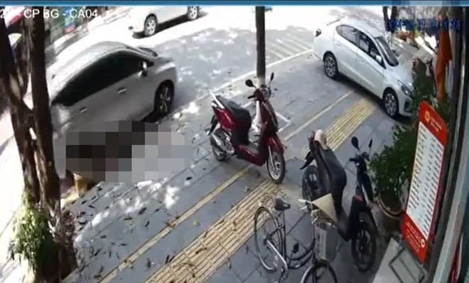 Thời điểm nạn nhân bị xe ôtô chèn qua tại khu vực phường Lê Lợi (TP Bắc Giang). Ảnh Cắt từ clip.jpg