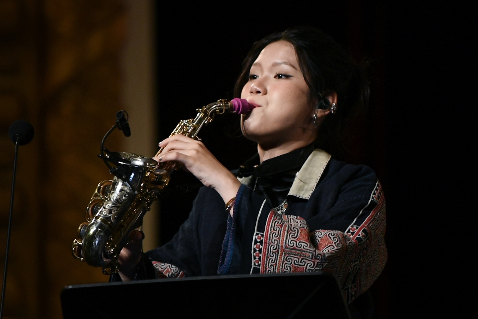 Tiếng saxophone xúc động của nữ nghệ sĩ tài năng 19 tuổi ở 'Điều còn mãi'