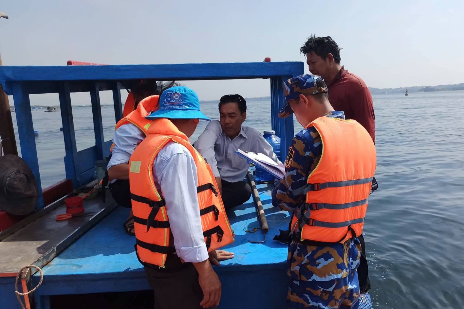 Vùng 4 Hải quân tuần tra, tuyên truyền pháp luật cho ngư dân