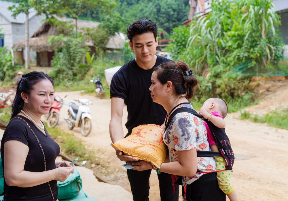 batch_Đại diện BTC Mister VietNam_ Bà Vũ Thị Hoa   CEO Leading Media, Nguyễn Phúc Lộc – Á quân 3 Mister Vietnam 2024.jpg