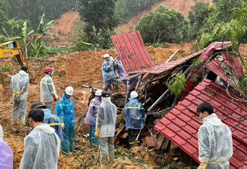 Hà Giang mưa tầm tã, lực lượng cứu nạn lội bùn tìm người bị vùi lấp