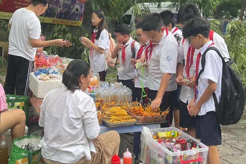 4. Thiếu ăn tại Trường THCS Trường Phong, Vân Nam: Phát hiện những hũ thịt có mùi hôi thối.