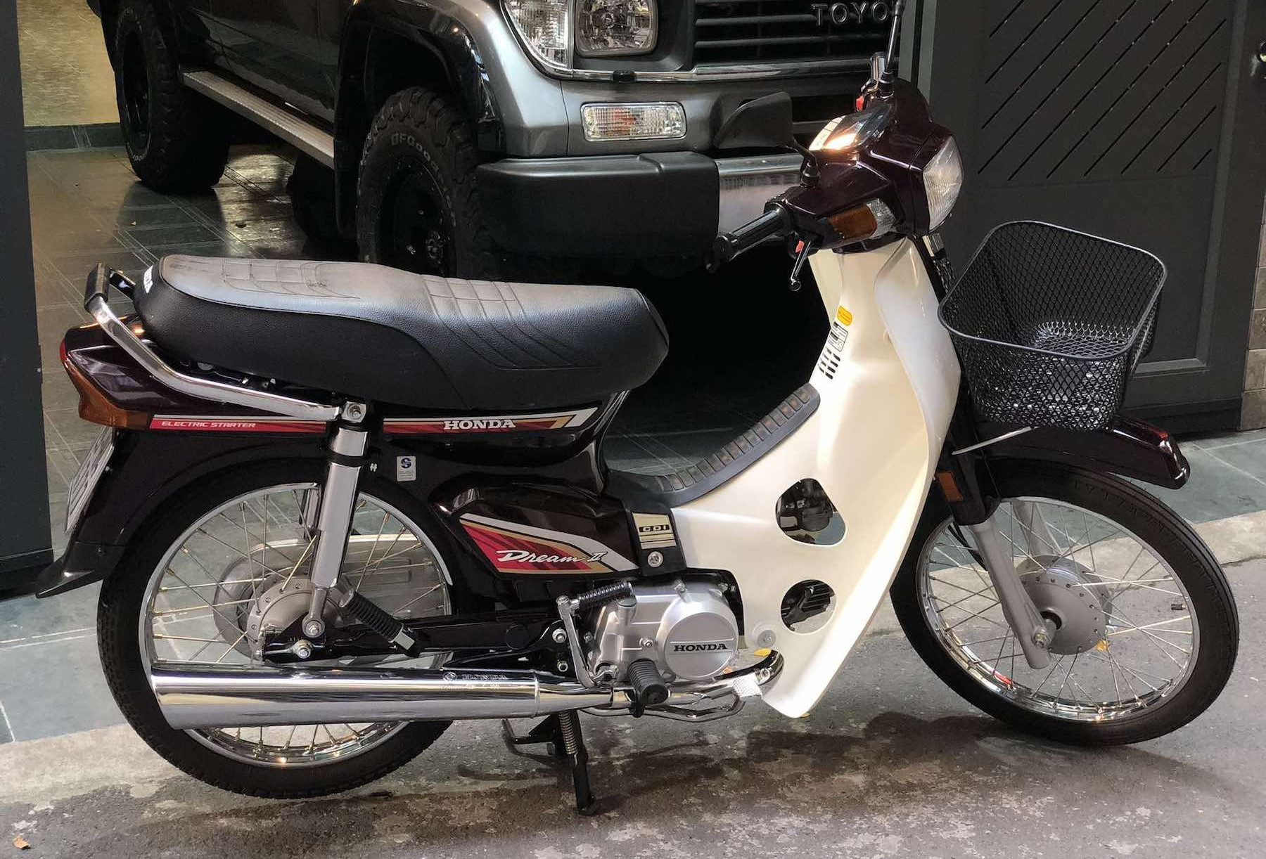 Honda Dream Thái đời 1997 giá 100 triệu đồng ở Hà Nội được dọn kỳ công như mới