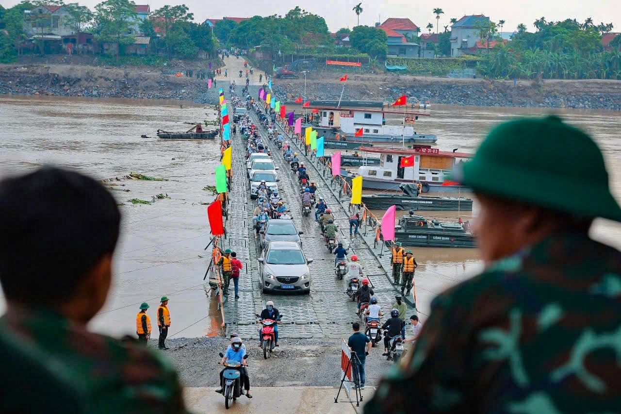 ngay dau tien nguoi dan di qua cau phao phong chau 3779.jpg