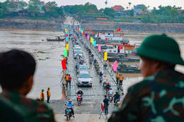 Ngày đầu tiên người dân đi qua cầu phao Phong Châu