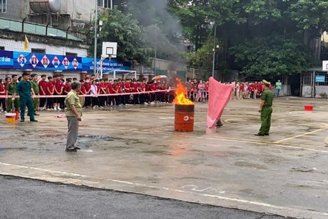 Trang bị kỹ năng PCCC&CNCH cho học sinh ngay trong buổi lễ khai giảng