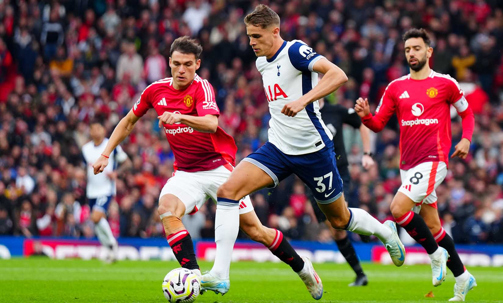 Van de Ven MU Tottenham. Ảnh: tottenhamhotspur.com