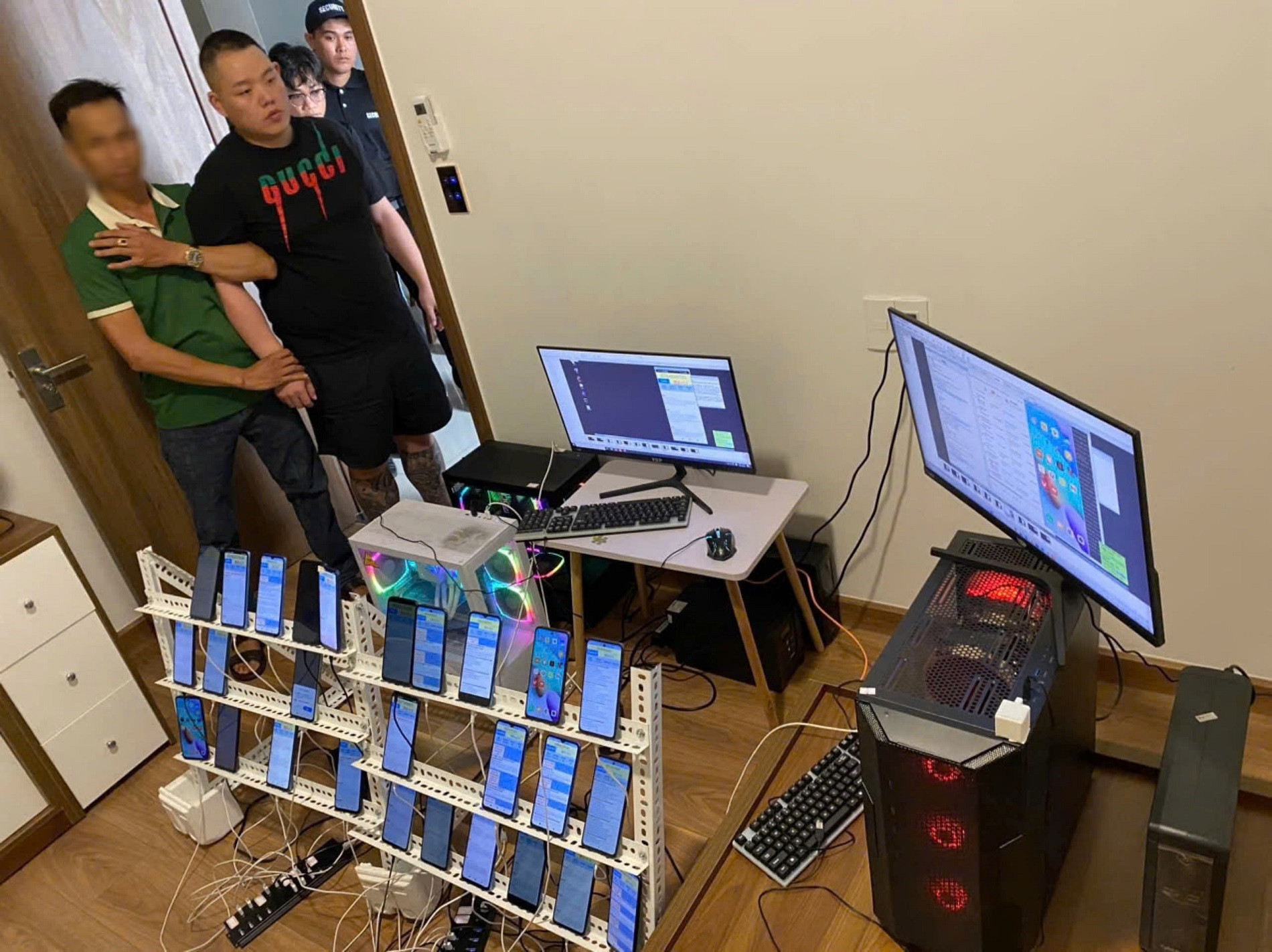 Bắt nhóm đối tượng lập sàn chứng khoán 'ảo' lừa hàng chục tỷ đồng 2 z5881508641365_9d32ef783aa8e32c8252b396180691be.jpg