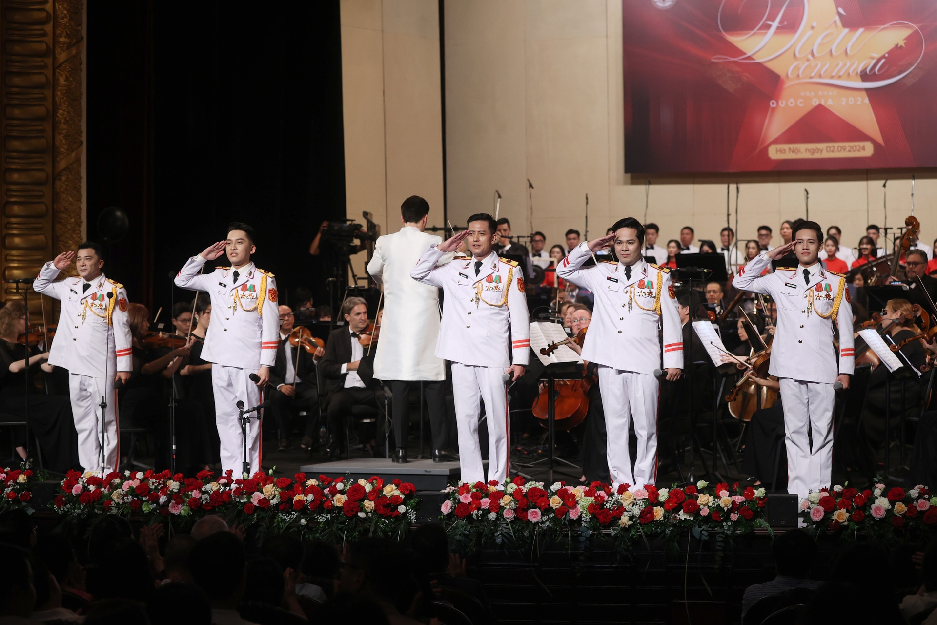 Nhóm Áo Lính cảm xúc với &apos;Tiến bước dưới quân kỳ&apos;, &apos;Hành quân xa&apos;