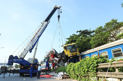 Ô tô tải biến dạng sau va chạm với tàu hỏa ở Hà Nội, 1 người bị thương