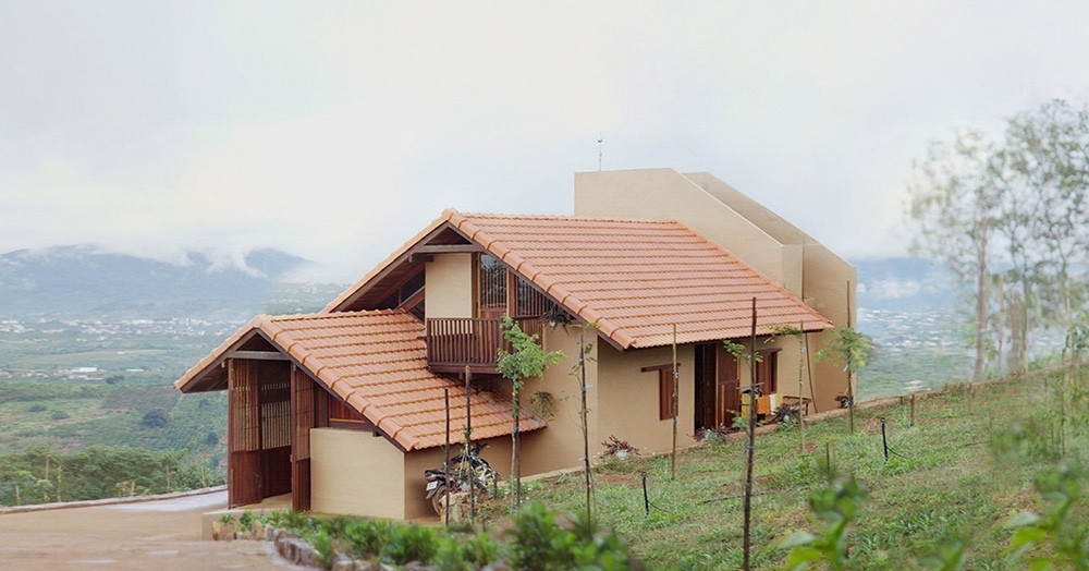 Rời Đà Lạt, vợ chồng trẻ xây nhà mộc mạc bên đồi