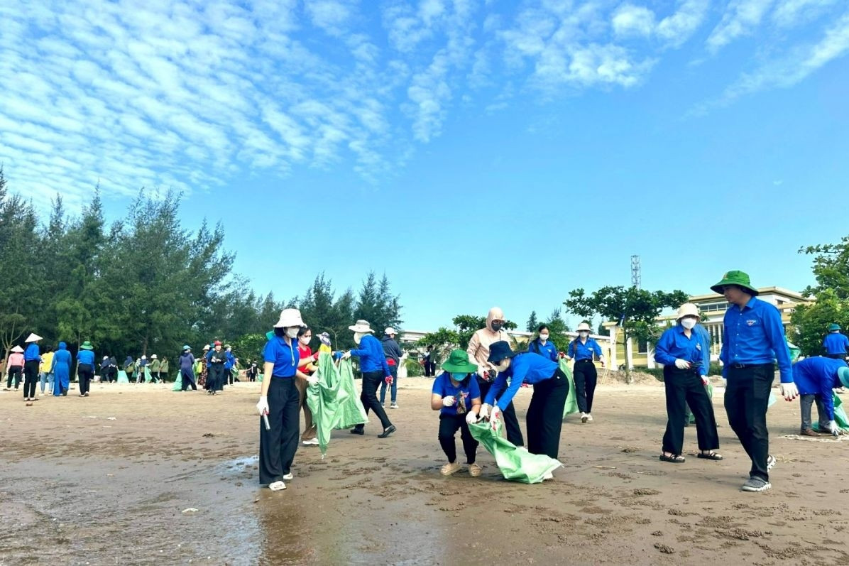 Thanh niên Kim Sơn chung tay làm sạch biển