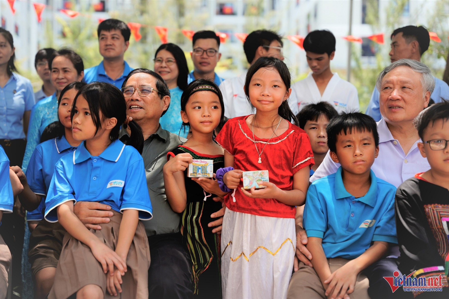 Thủ tướng Phạm Minh Chính thăm các em học sinh mồ côi tại Trường Hy Vọng, nhận món quà đặc biệt