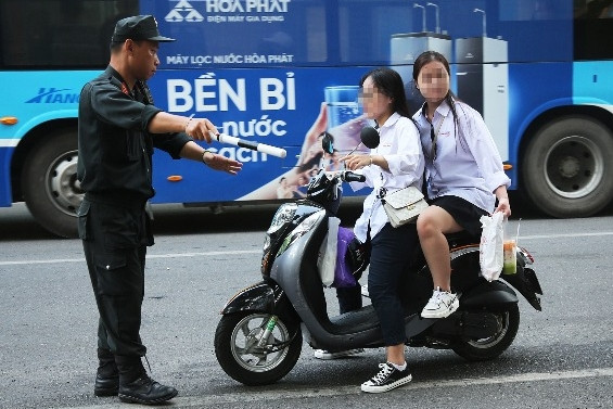 Bị xử phạt vi phạm giao thông, học sinh viện lý do vội đi khai giảng