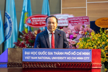 Giám đốc ĐHQG TPHCM: 'Đừng để điện thoại biến học sinh thành tù binh của mạng xã hội'