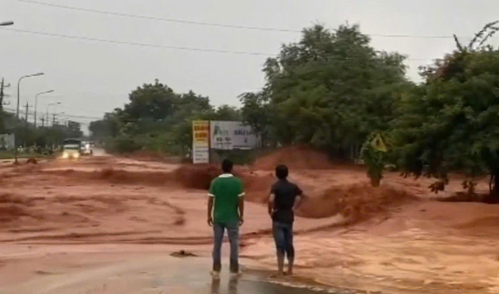 Lũ cát tiếp tục tràn xuống đường ở TP Phan Thiết, cuốn trôi cô gái đi xe máy...jpg