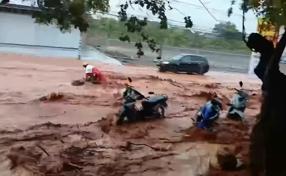 Lũ cát tiếp tục tràn xuống đường ở TP Phan Thiết, cuốn trôi cô gái đi xe máy.jpg