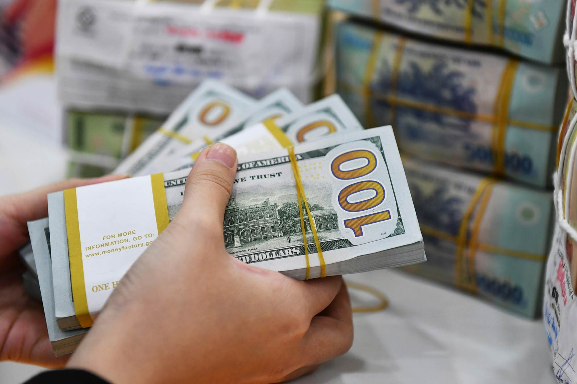 Giá USD ngân hàng đồng loạt giảm hơn 100 đồng, mất mốc 25.000 đồng/USD