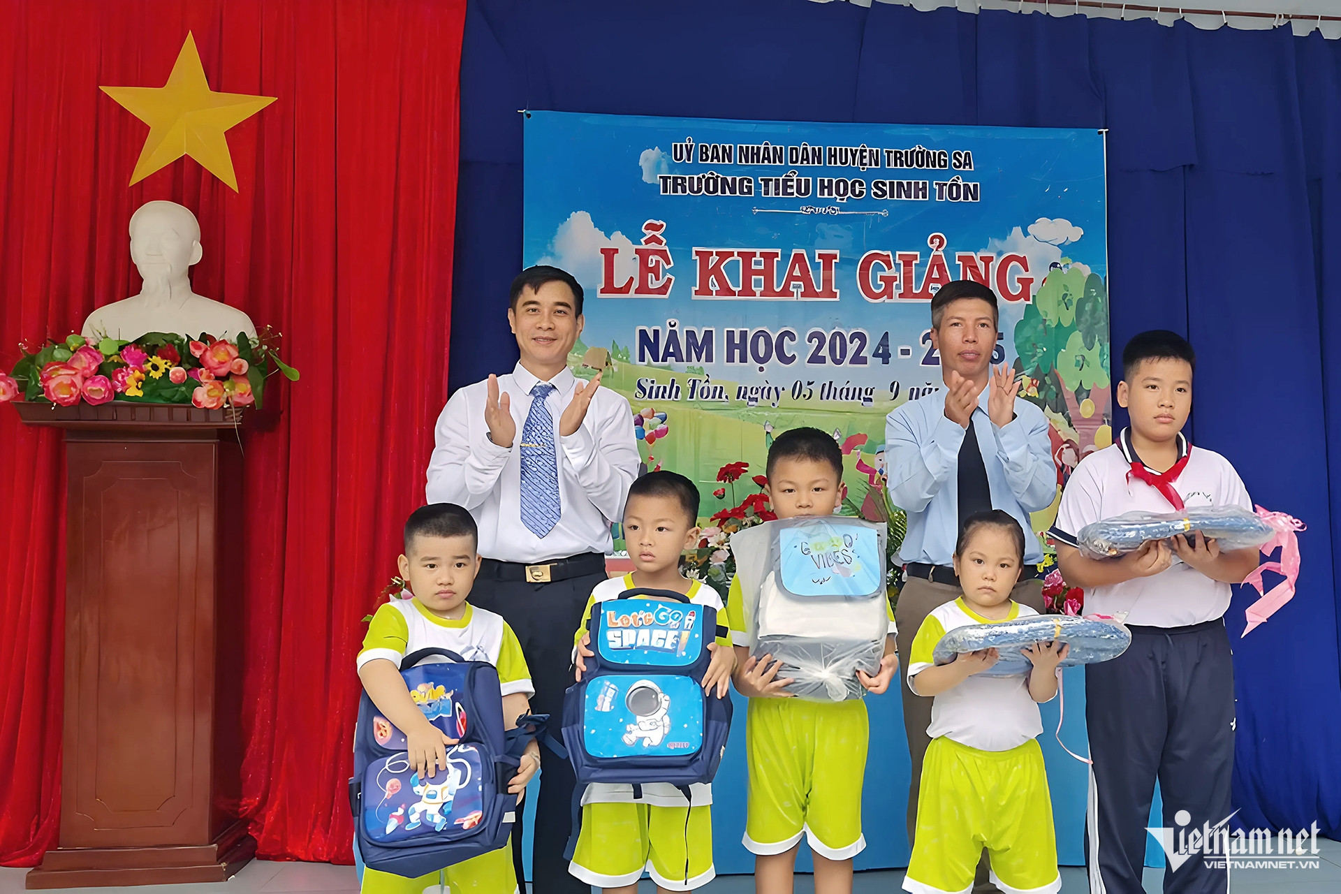 W-lễ khai giảng.jpg