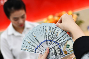 Giá USD ngân hàng và tự do cùng lao dốc