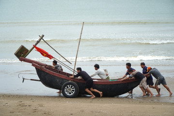 Ngư dân Thanh Hóa kết thúc đánh cá trước giờ cấm biển, hối hả trú tàu thuyền