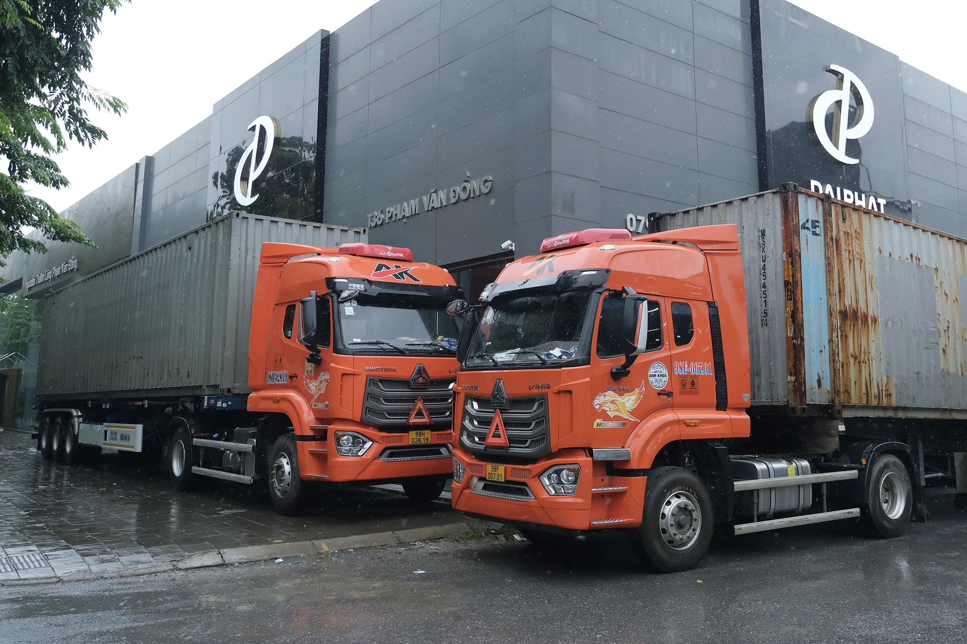 Các showroom ô tô chống siêu bão Yagi bằng xe container