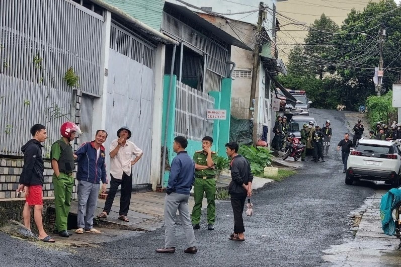 Công an Gia Lai khống chế thanh niên nghi ngáo đá cầm kéo đòi tự sát