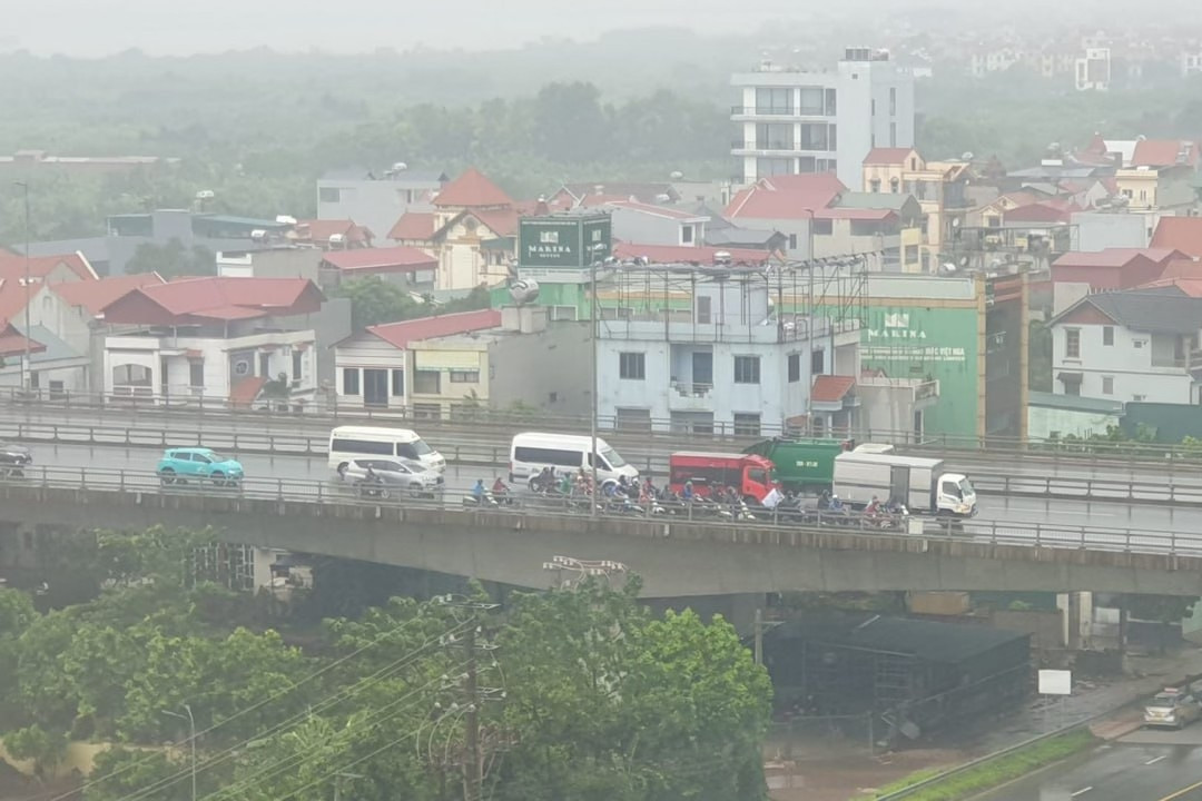 Xe máy núp nhờ ô tô chắn gió bão khi đi trên cầu liệu có an toàn?