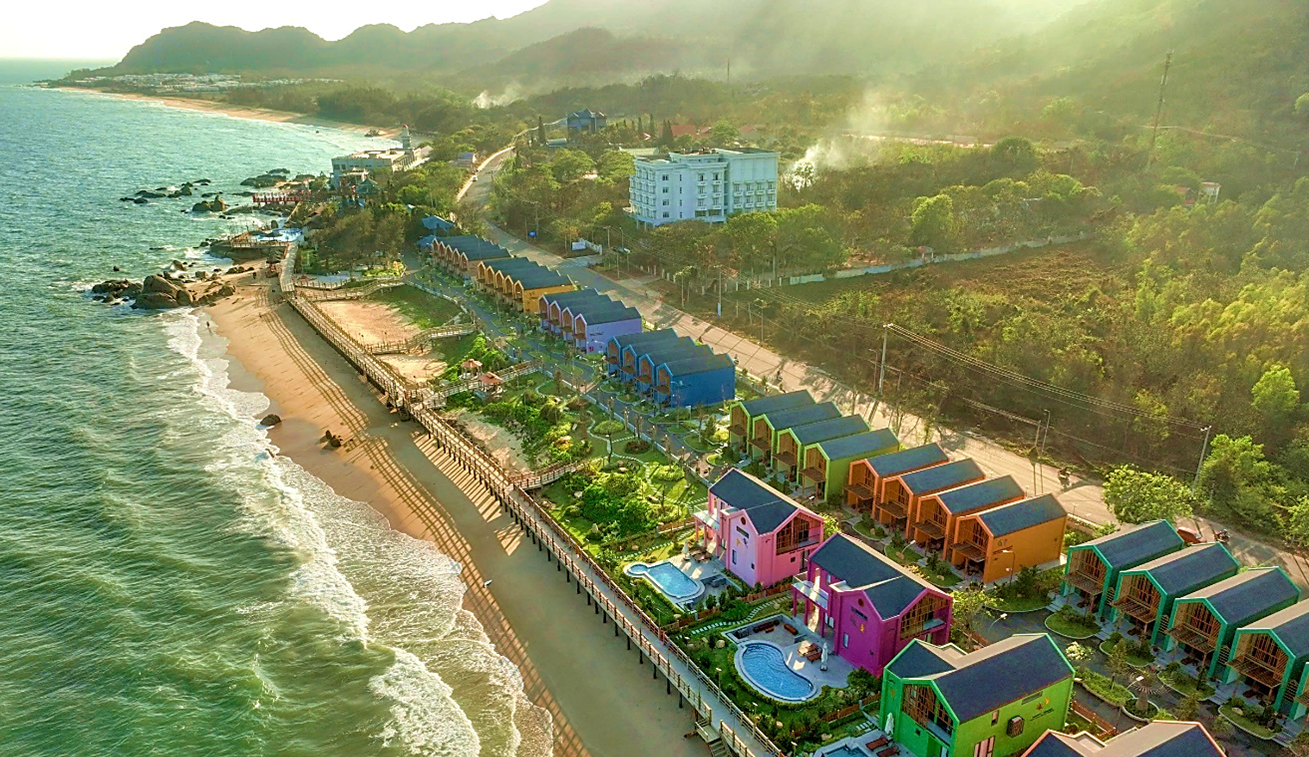 Trân Châu Beach & Resort với những villa sát biển nhiều màu sắc.png