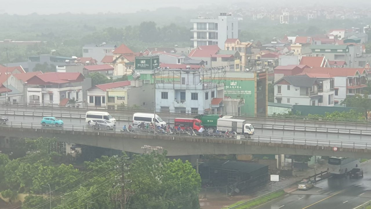 Xe may qua cau Nhật Tân.jpg