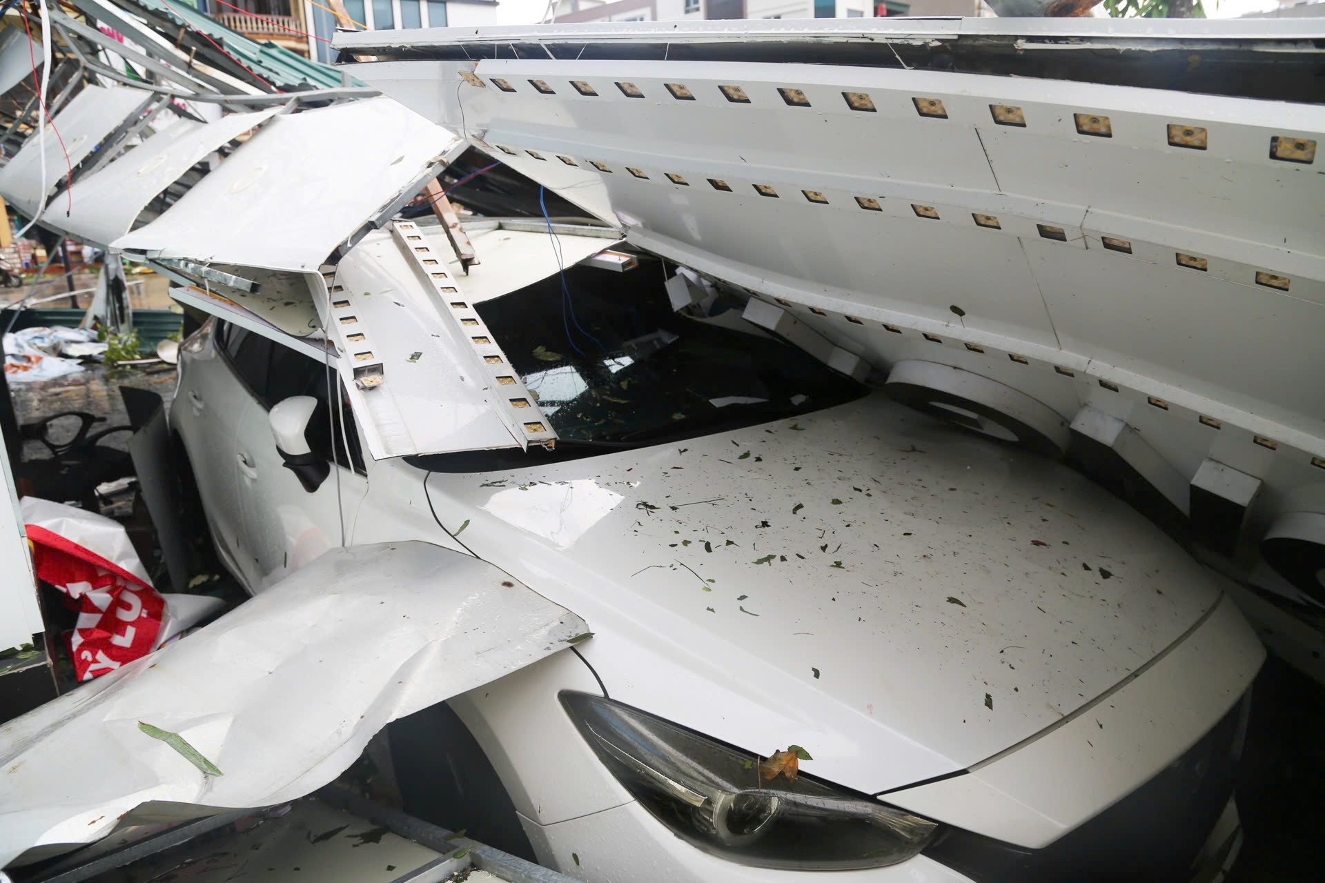 Hàng trăm ô tô bị đè bẹp khắp phố phường Bãi Cháy sau bão Yagi