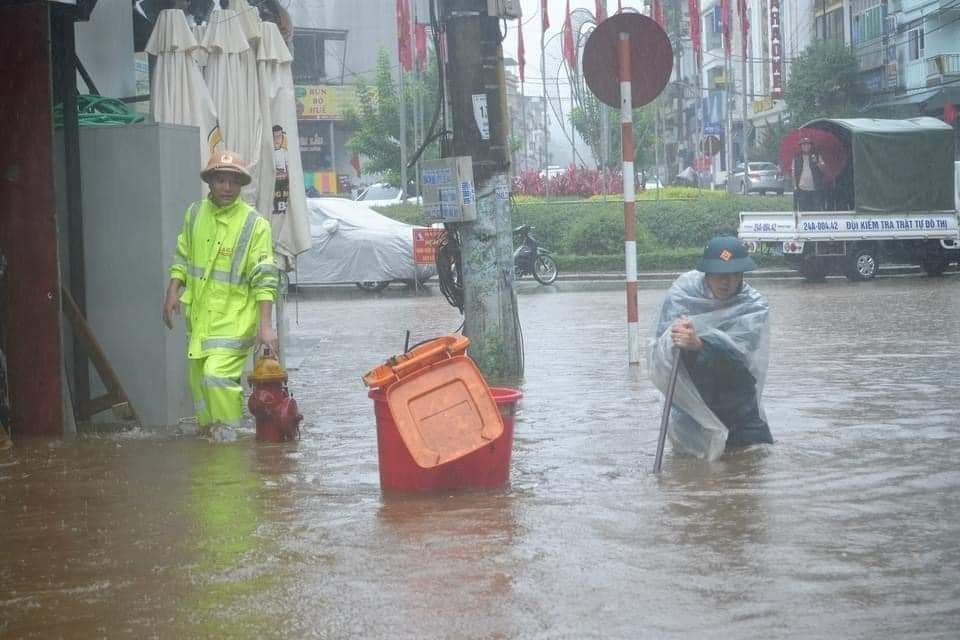 Lào Cai ngập lụt nhiều nơi, thị xã Sa Pa ra thông báo khẩn