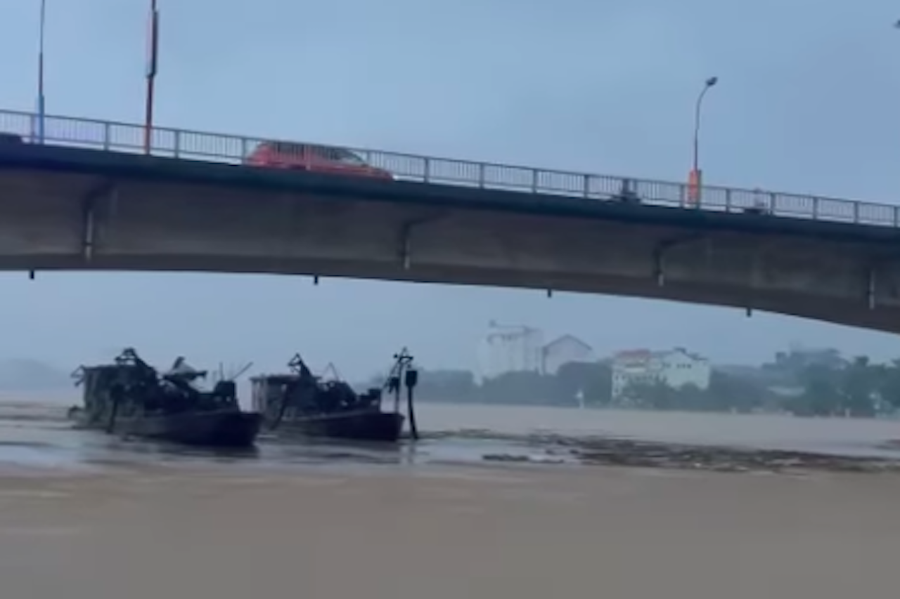 2 tàu từ Trung Quốc trôi dạt trên sông Hồng, lo va vào cầu