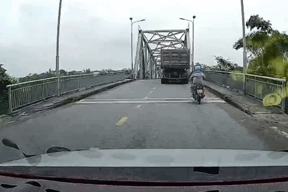 Bản tin trưa 9/9: Sập cầu Phong Châu ở Phú Thọ