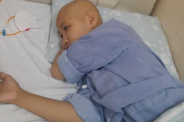 Bão quét sạch hoa màu, cha mẹ khóc ròng vì không có tiền cho con chữa bệnh