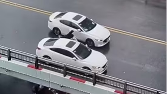 Video ô tô 'dìu' xe máy trong bão Yagi khiến thế giới ngưỡng mộ người Việt Nam