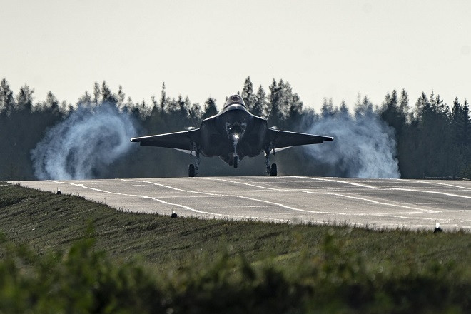 Cận cảnh tiêm kích F-35 của Mỹ lần đầu hạ cánh xuống đường cao tốc châu Âu