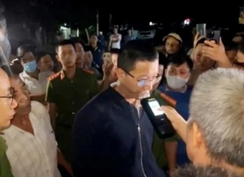 Cảnh sát giao thông say xỉn 2.jpg