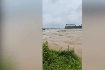 Cầu Phong Châu bắc qua sông Hồng tại Phú Thọ bị sập do ảnh hưởng mưa lũ