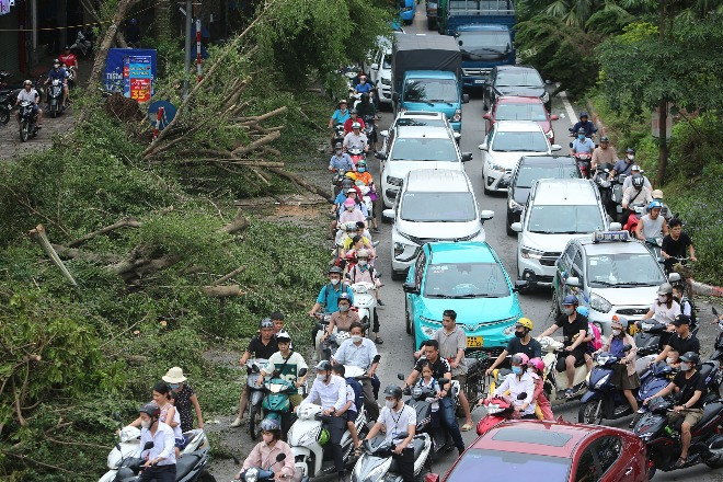 Nhiều phố Hà Nội còn cây xanh chắn ngang, Đại lộ Thăng Long ách tắc hàng km