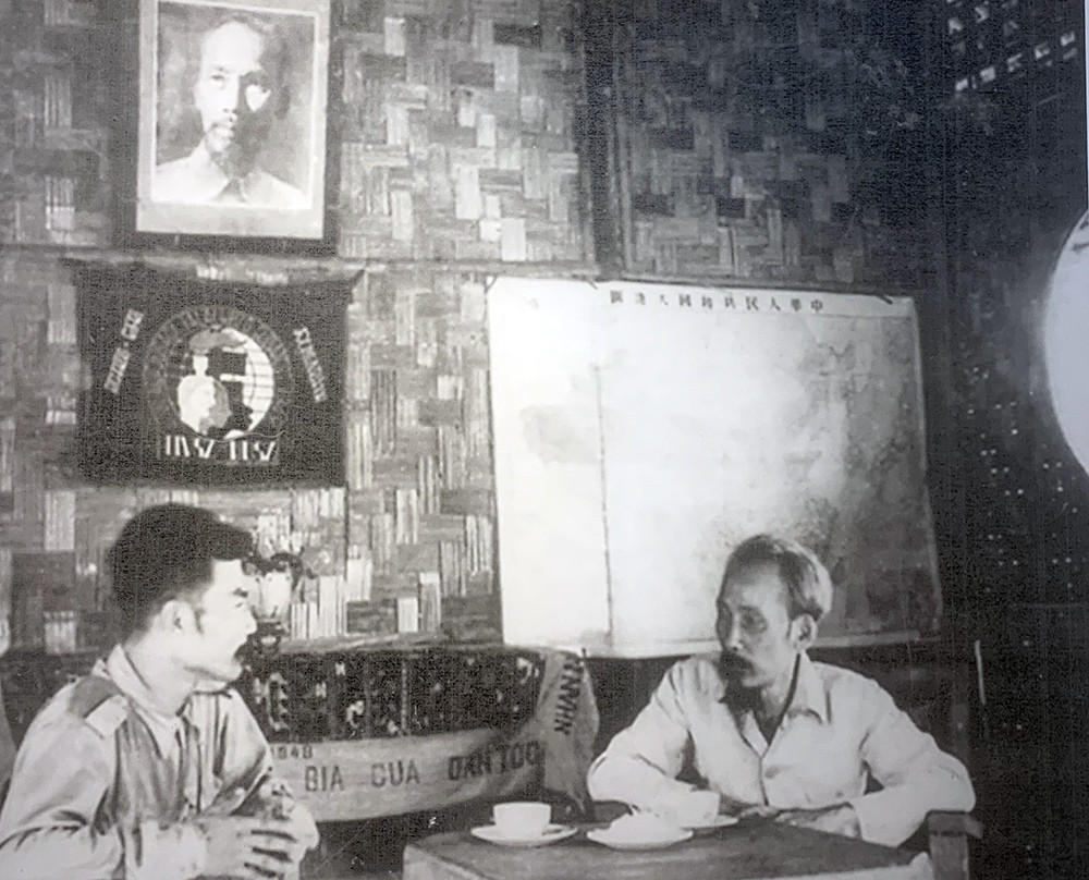 Chủ tịch Hồ Chí Minh tiếp và làm việc với hoàng thân Xu-pha-nu-vông sang thăm Việt Nam tại Việt Bắc năm 1948