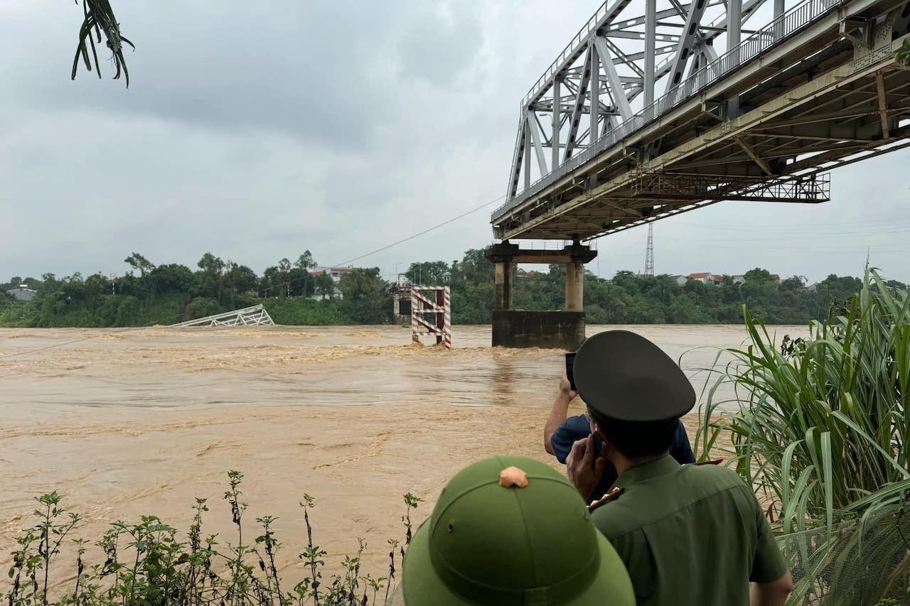 Clip ô tô rơi xuống sông thời điểm sập cầu Phong Châu