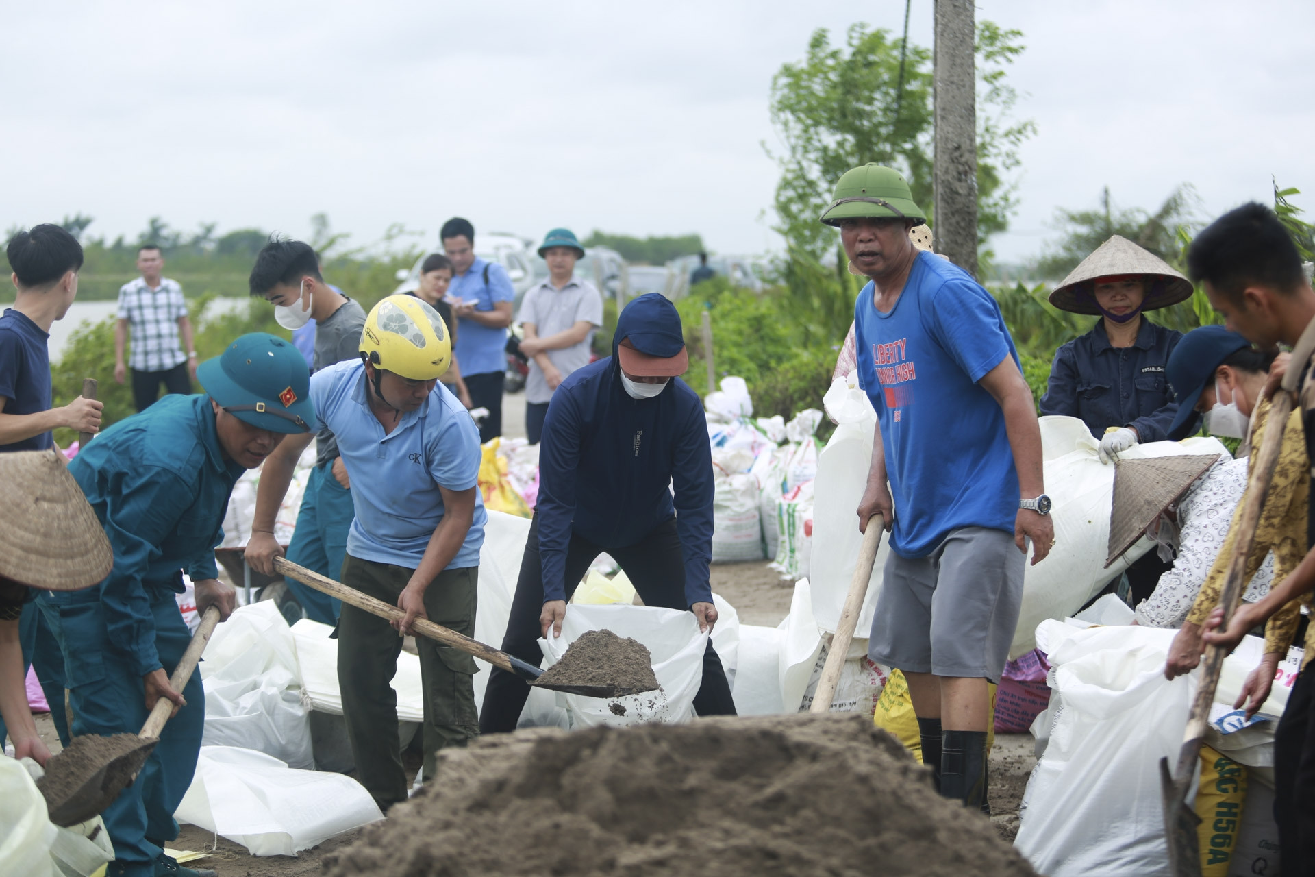 Đê sông Ngũ Huyện Khê bị sụt lún, Bắc Ninh tăng cường canh gác