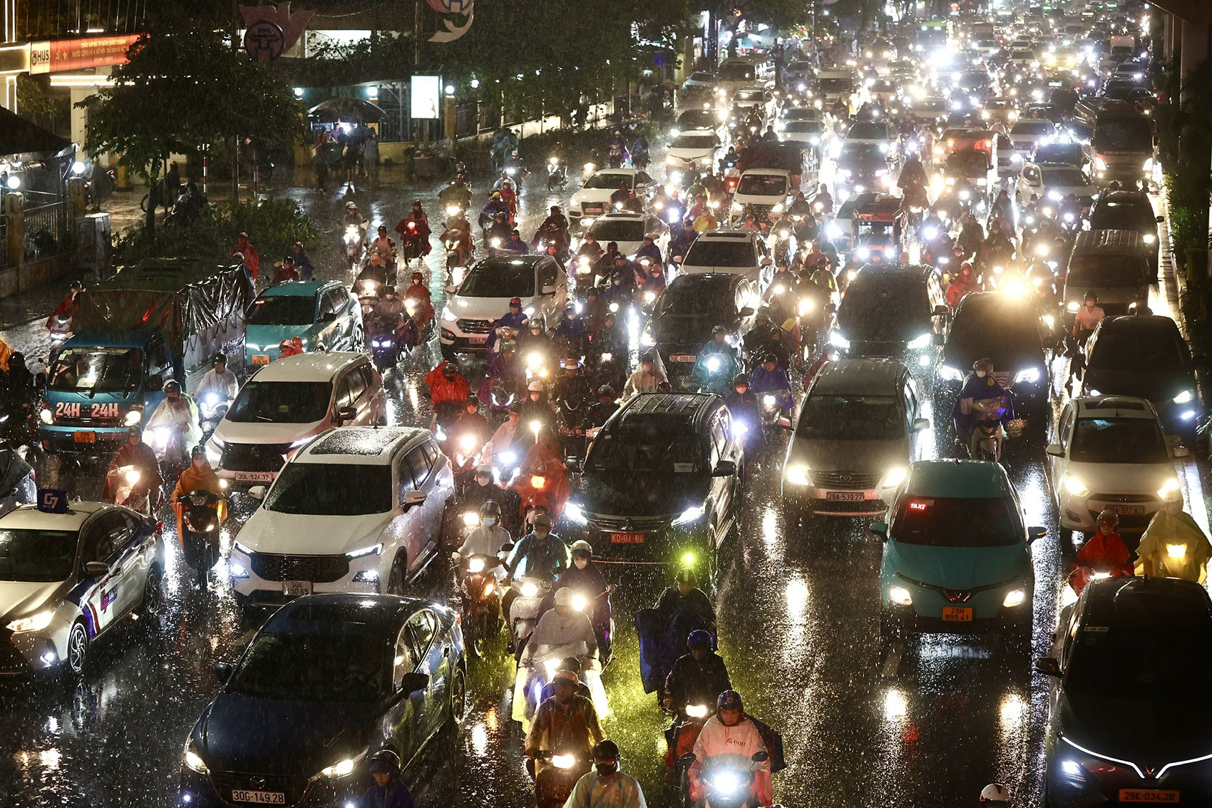 Đường phố Hà Nội ngập nặng, ùn tắc nghiêm trọng sau mưa lớn