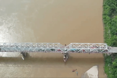 Hình ảnh cầu Phong Châu trước và sau khi bị sập khiến nhiều người mất tích