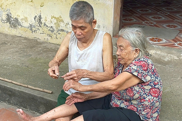 Khoảnh khắc cụ ông 90 tuổi ở Hà Nội chăm sóc vợ 92 khiến dân mạng xúc động