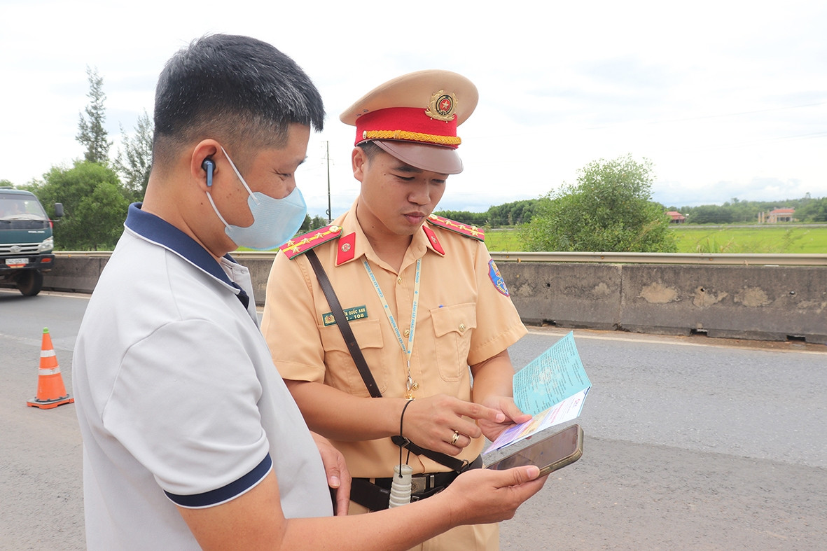 Lợi ích từ quy định kiểm tra, xử lý vi phạm giao thông qua VNeID