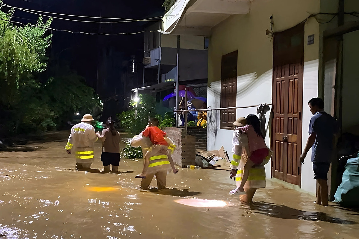 Lũ ào ào tràn vào TP Cao Bằng, công an cõng cháu nhỏ đi sơ tán