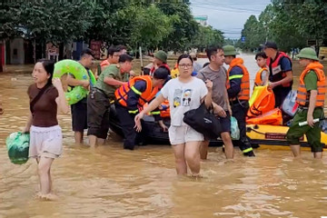 Miền Bắc vẫn mưa lớn xối xả, lũ lịch sử trên sông Thao lập đỉnh mới